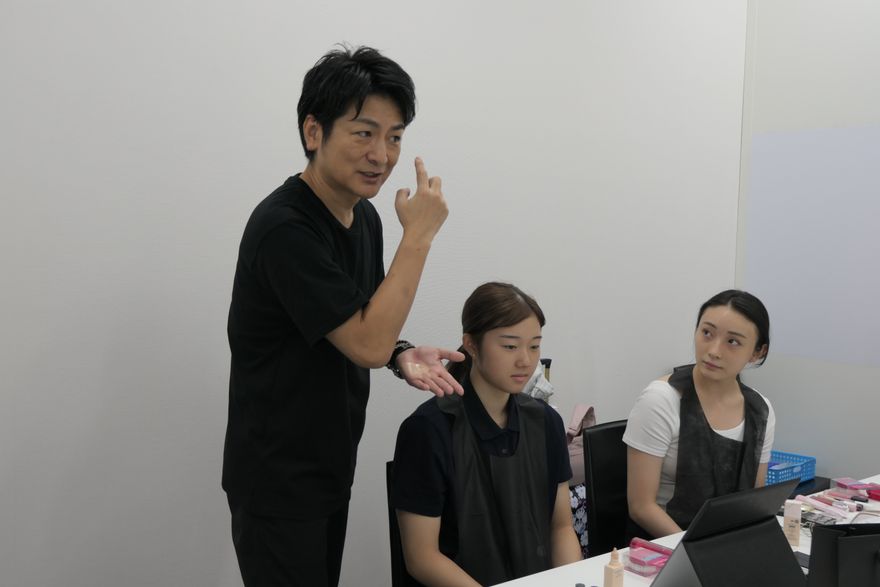 世界選手権出場の玉川大学ダンスドリル・エアロビックチームに 競技メイク講座を開催