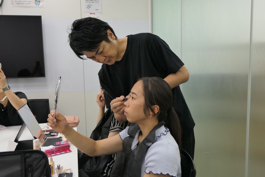 世界選手権出場の玉川大学ダンスドリル・エアロビックチームに 競技メイク講座を開催