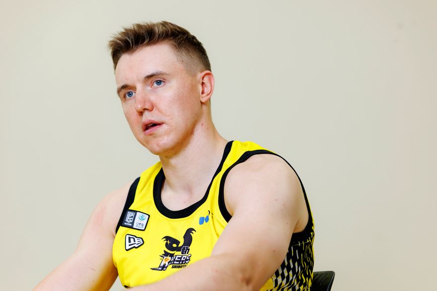 ベンドラメとダブルキャプテンを務めるジョシュ・ホーキンソン