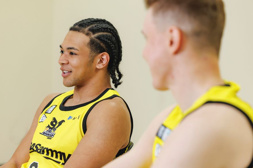 インタビューを受けるハーパージュニア選手