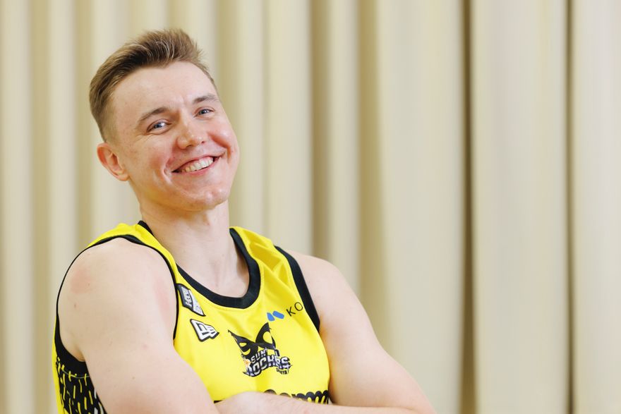 笑顔でインタビューに応えるホーキンソン選手