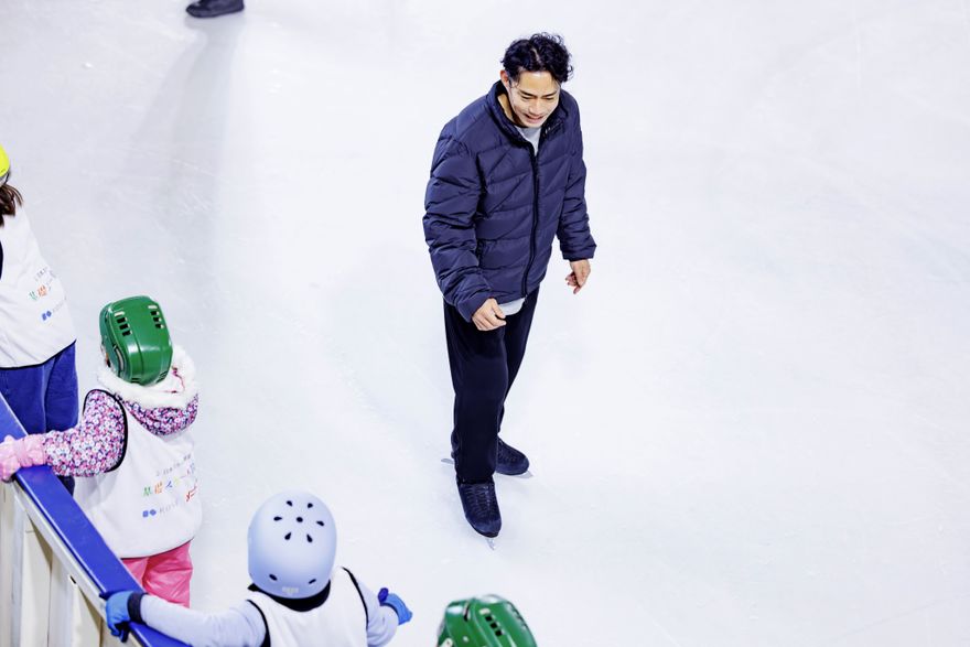 子どもたちにスケートを教える高橋大輔さん