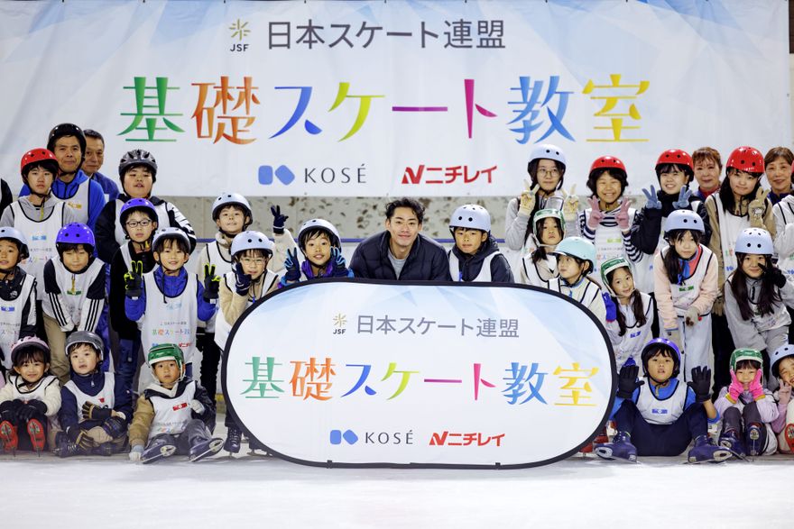 高橋大輔さんとスケート教室参加者の集合写真