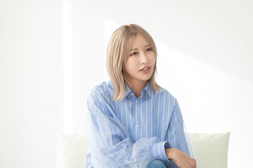 長時間屋外でのプレーが伴うゴルフ。直接日光が顔に当たることを熱く語る金田プロ