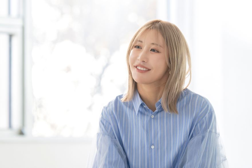 あの頃の自身が感じていた『ダサい』。当時を愛しむような優しい表情が印象的