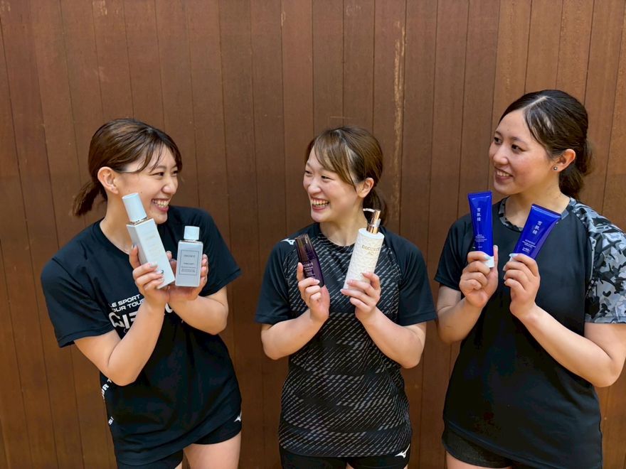 【ATHLETES' PICKS】ヴィクトリーナ姫路・3選手が語る！コートで輝く美肌＆髪をキープするこだわりケア