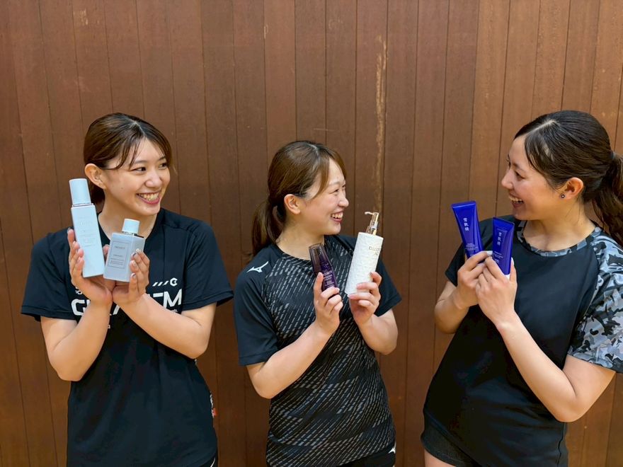 【ATHLETES' PICKS】ヴィクトリーナ姫路・3選手が語る！コートで輝く美肌＆髪をキープするこだわりケア