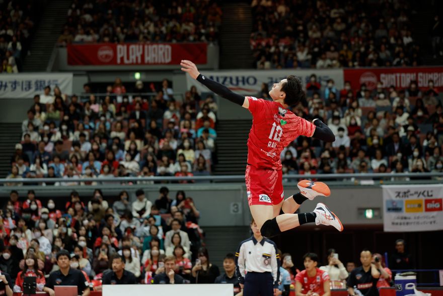 髙橋藍選手がプレーしている様子