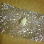 ちょっとしたお泊りでのコスメの持ち運び方法には、食品ラップを使うと便利。