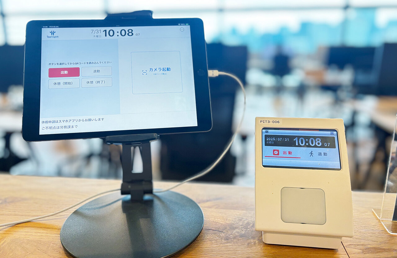 チームスピリット・オフィスの入り口にも置いてあるQRコード打刻用のiPad  （左） と「ピットタッチ」 （右）