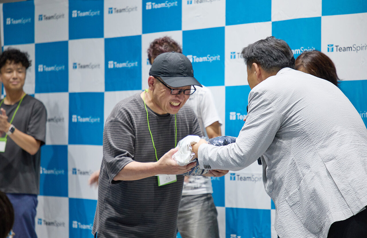 株式会社白組の鈴木さまにチームスピリットオリジナルのTシャツとパーカーをプレゼント 