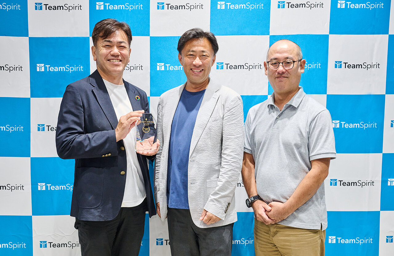 左から株式会社アイティフォー 人事部 部長 江尻さま、チームスピリット道下、管理本部IT推進 主任 高橋さま   