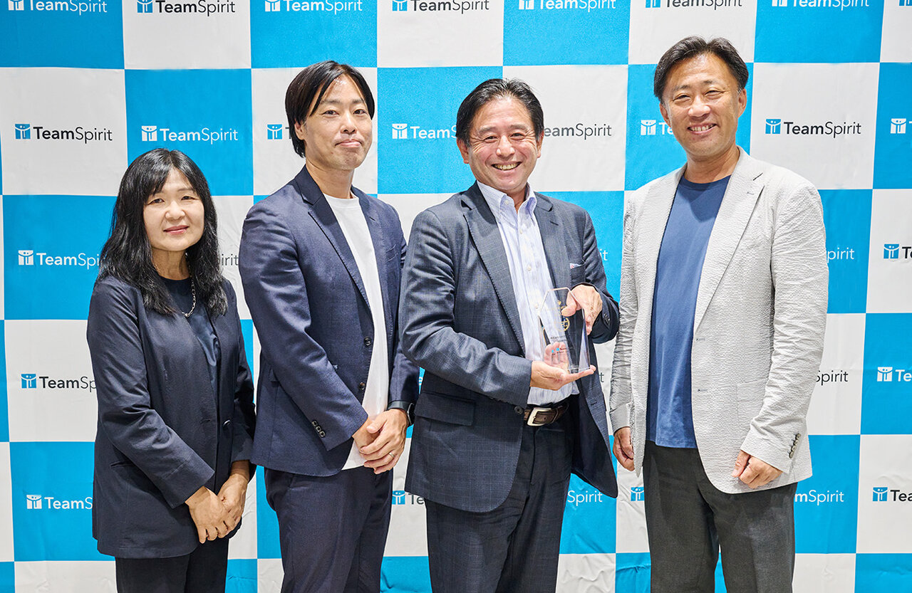 左から、株式会社GOOD PLACE コーポレート統括部 管理課 君島さま、管理課 課長 松井さま、代表取締役会長 枝廣さま 