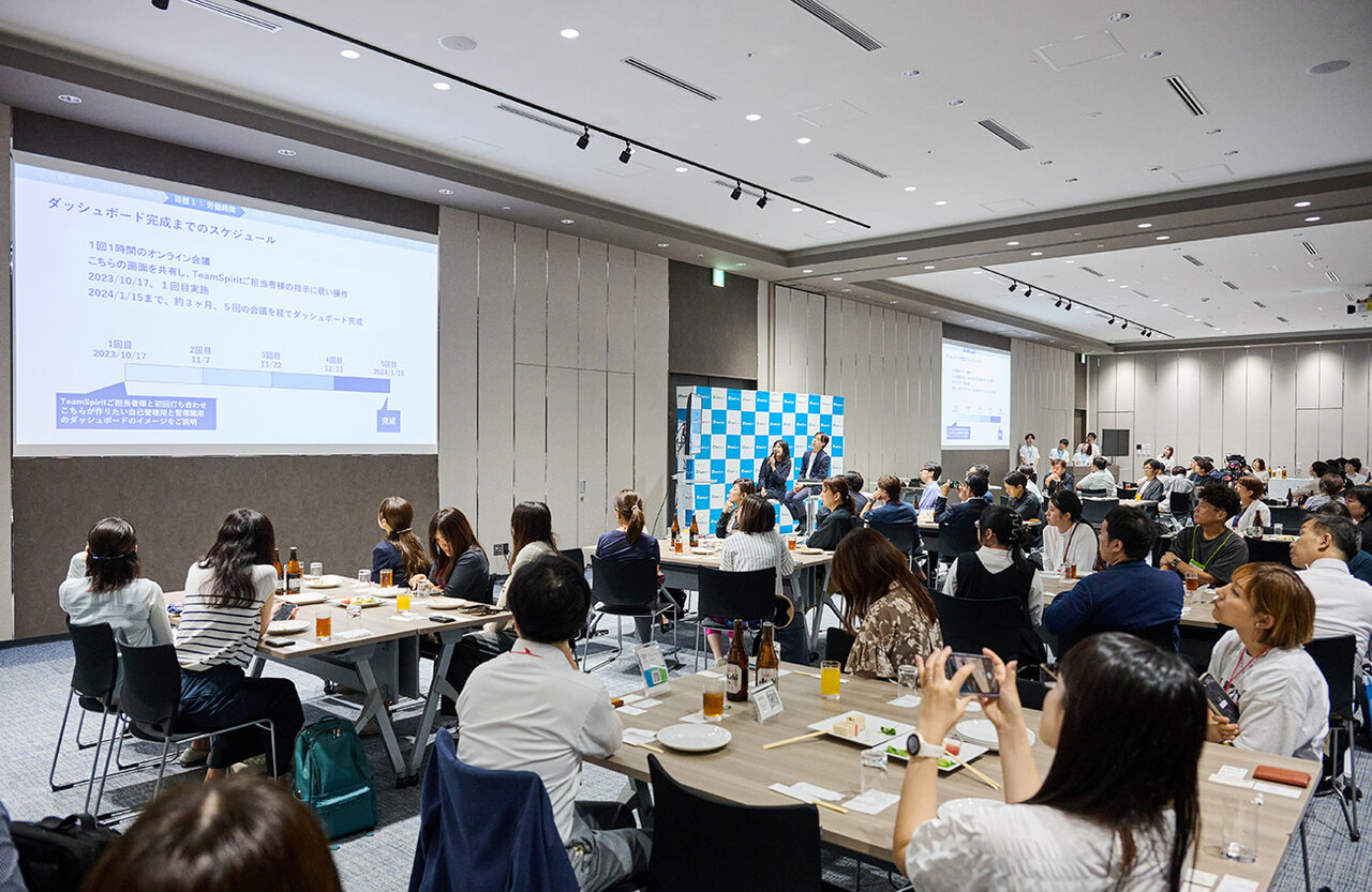 投影スライドを写真に撮ったり、メモを熱心に取ったりと真剣に学ぶ参加者の皆さん 