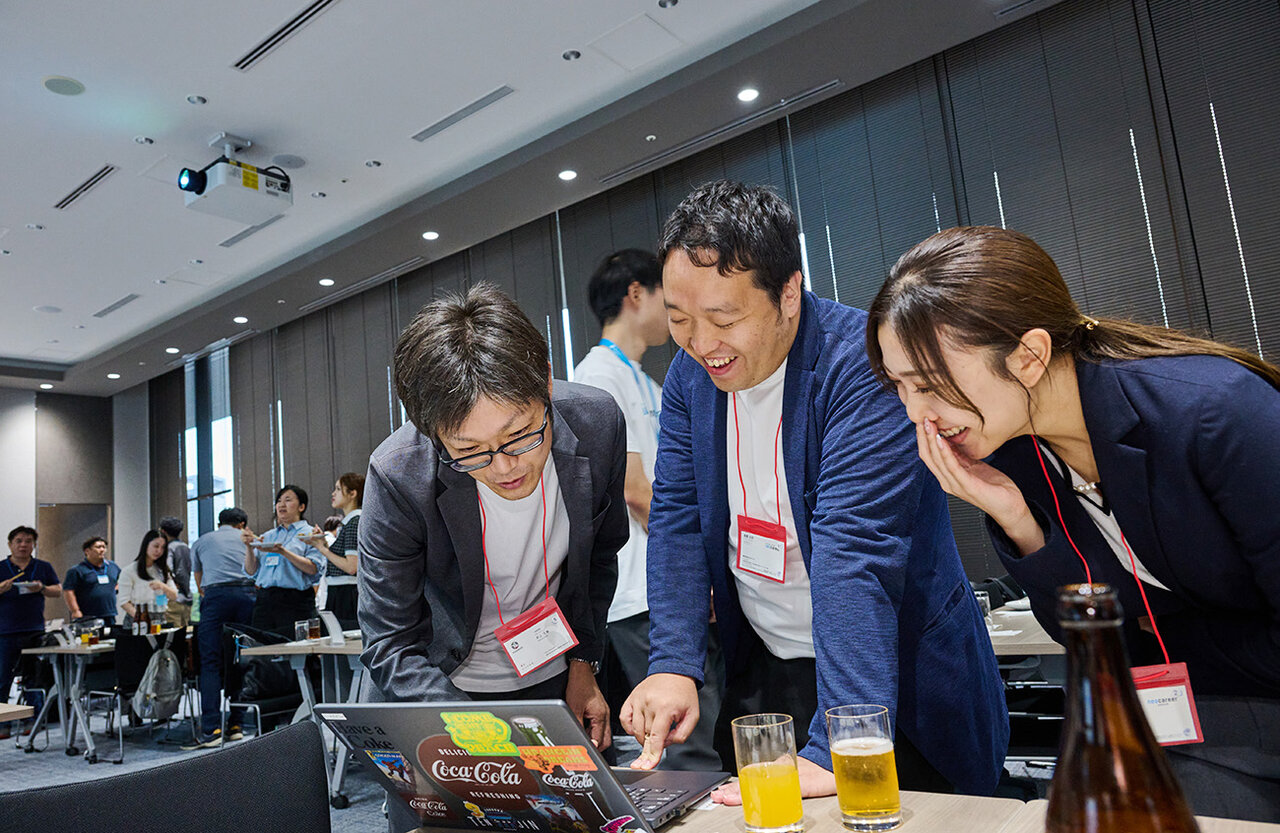 TeamSpiritの画面を見ながら盛り上がる参加者の方々 