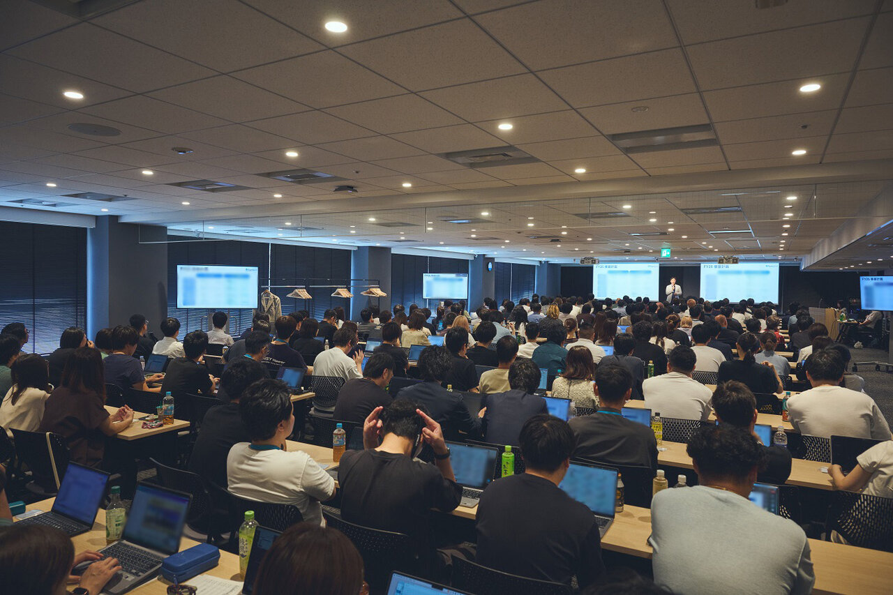 全社員が一堂に会するAll TeamSpirit。セッションを聞いている社員も真剣です。 