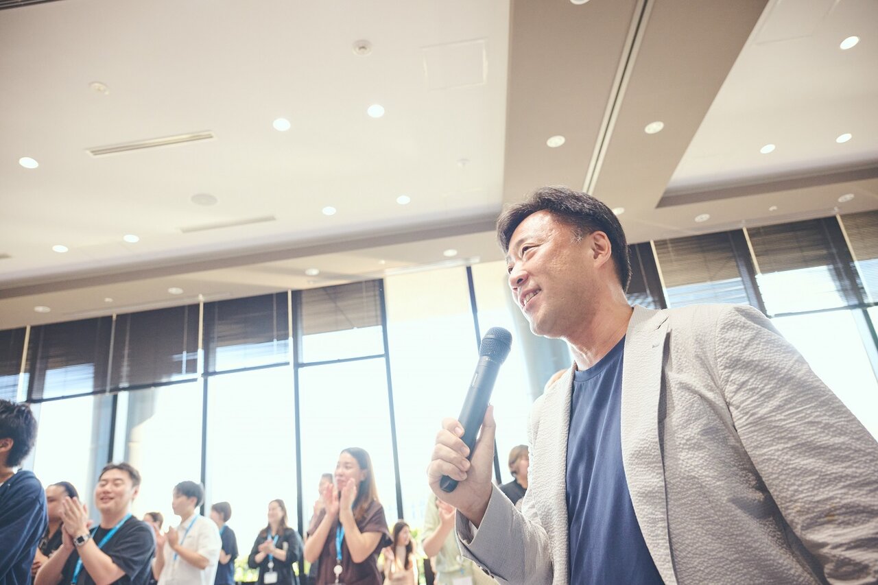 受賞者を発表する道下CEO 