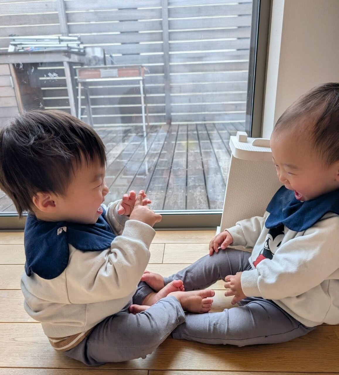 双子の1歳児の子育て真っ最中！仕事以上に家でも悪戦苦闘しています（笑） 。