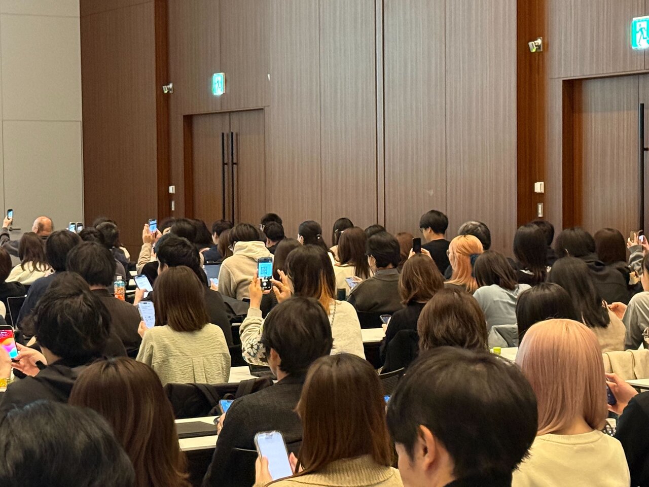 QRコードをスマホで読み取り、その場で全社員が投票！