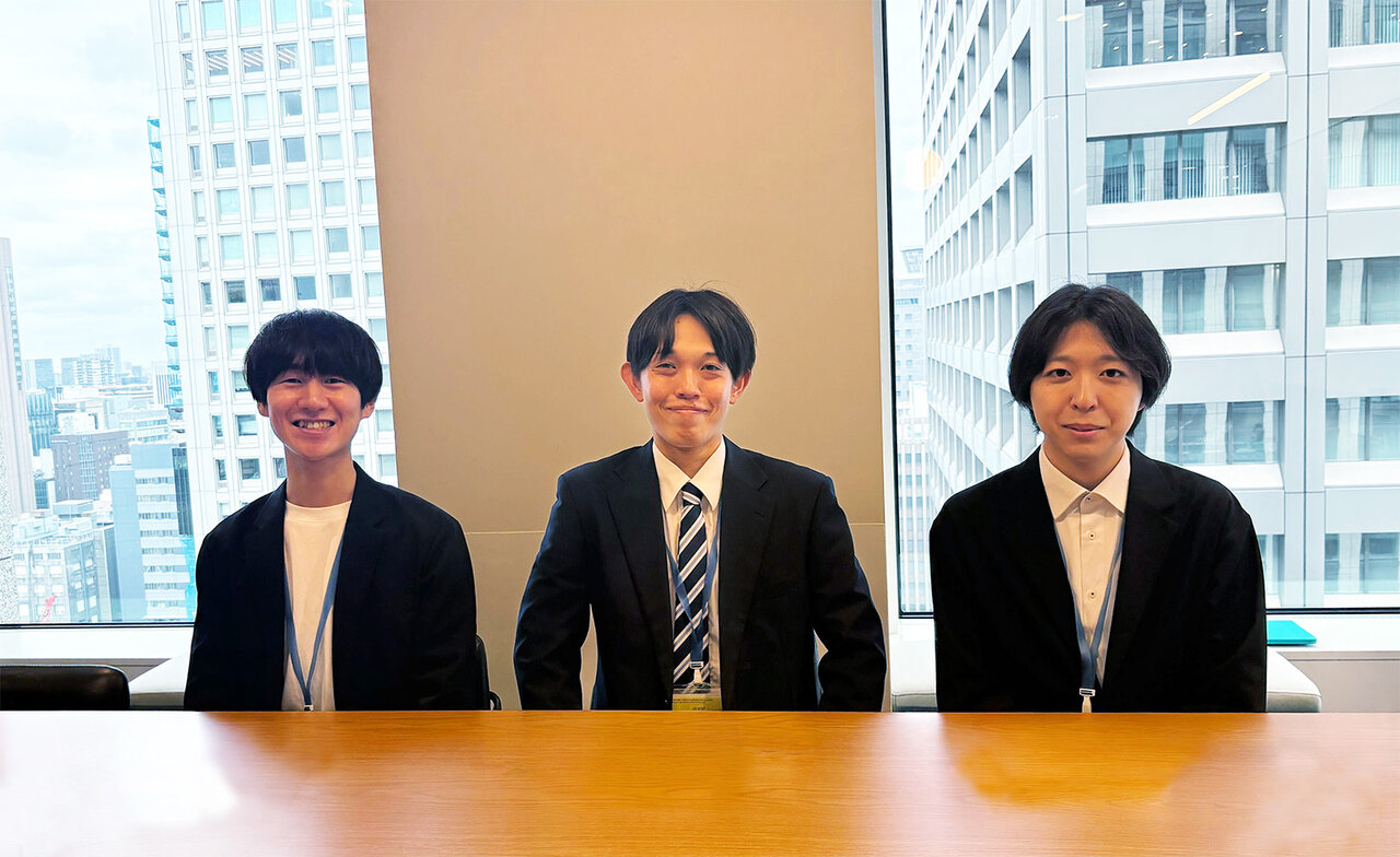 入社式前に3人が並んだ様子が、「新人ニュースキャスターみたいだね」となごやかに談笑しながらの1枚
