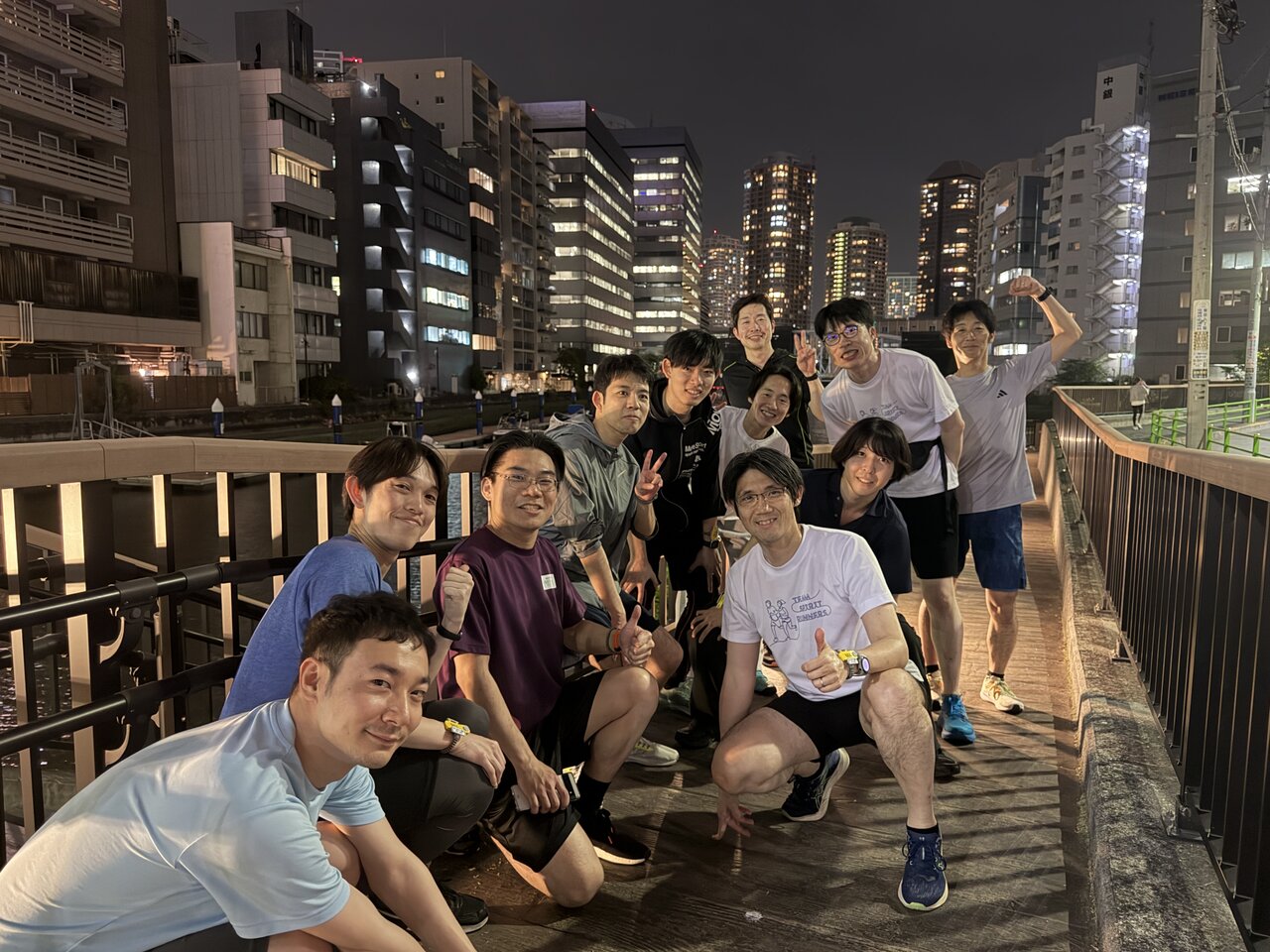隅田川沿いの夜景を背景に