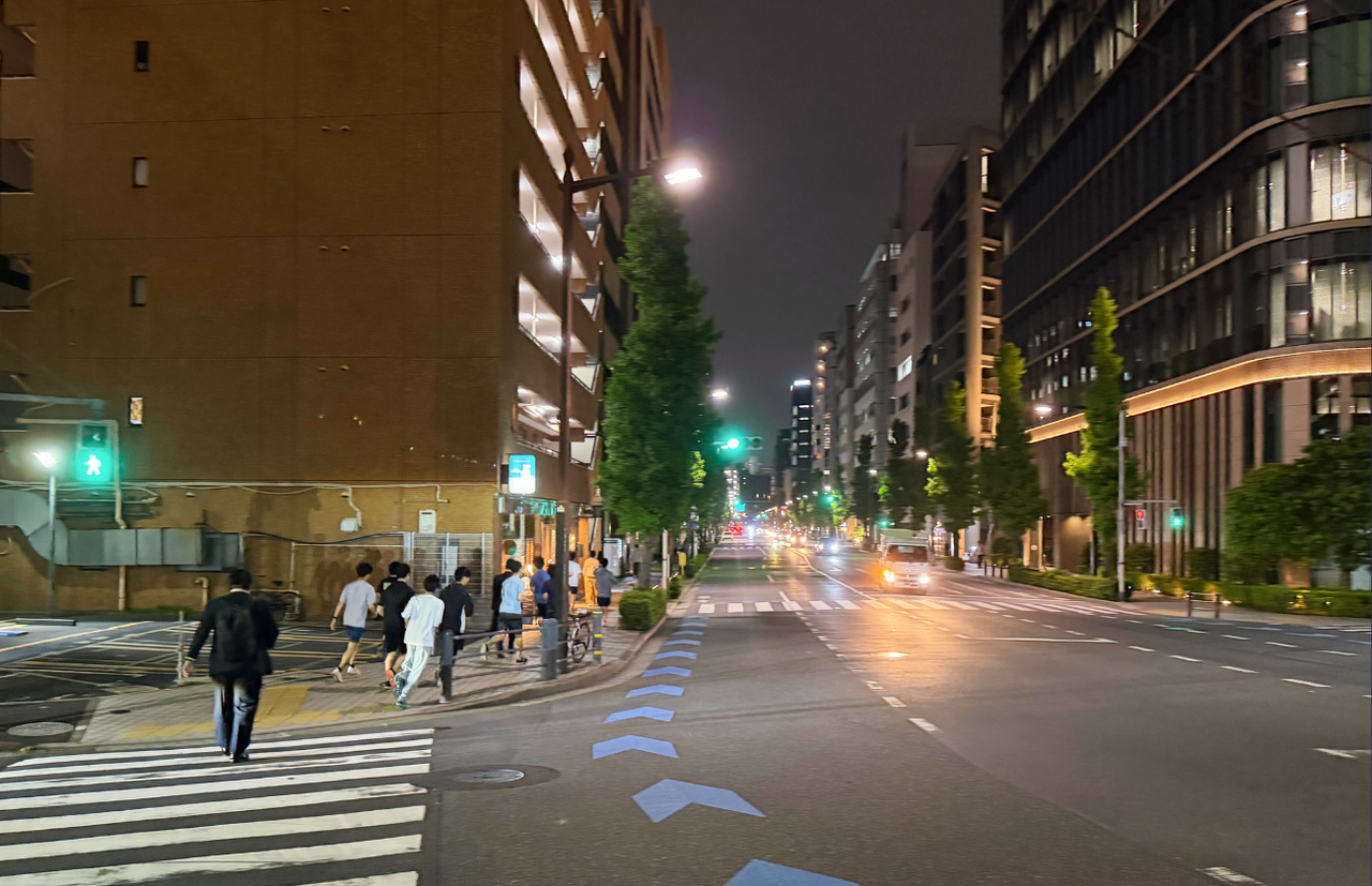 八丁堀のオフィス街を元気よく駆け抜ける