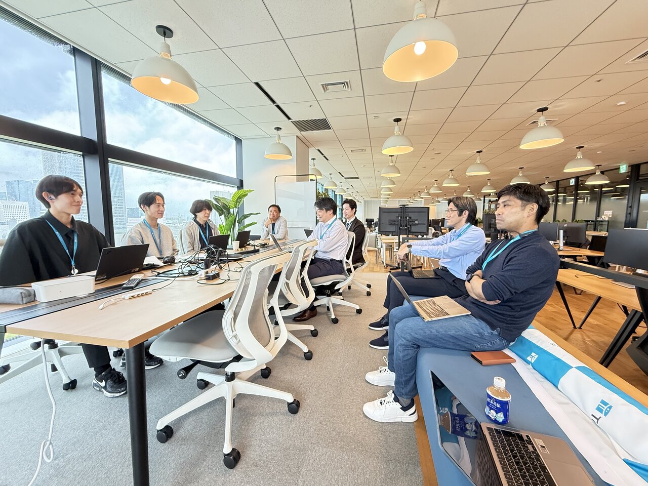 白須Team Success Platform事業統括本部長からのフィードバックを真剣に聞く新卒メンバーの様子