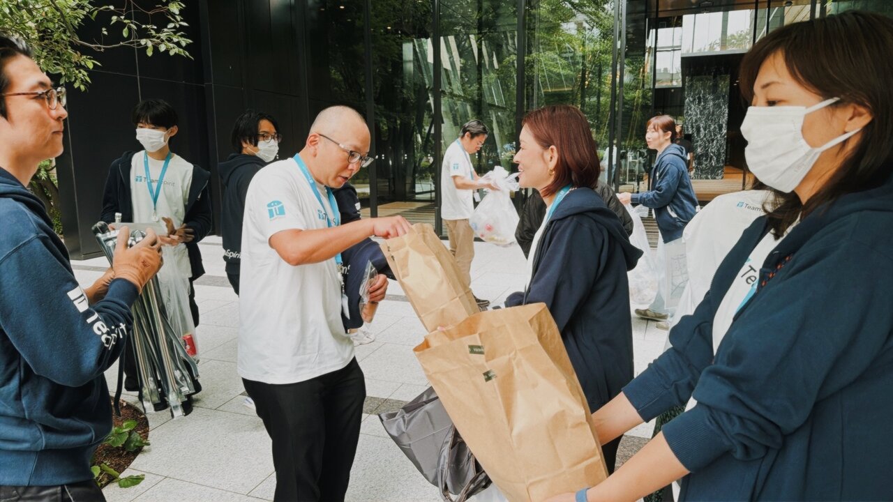 SAWAMURAクロワッサンの配布をお手伝いいただく様子