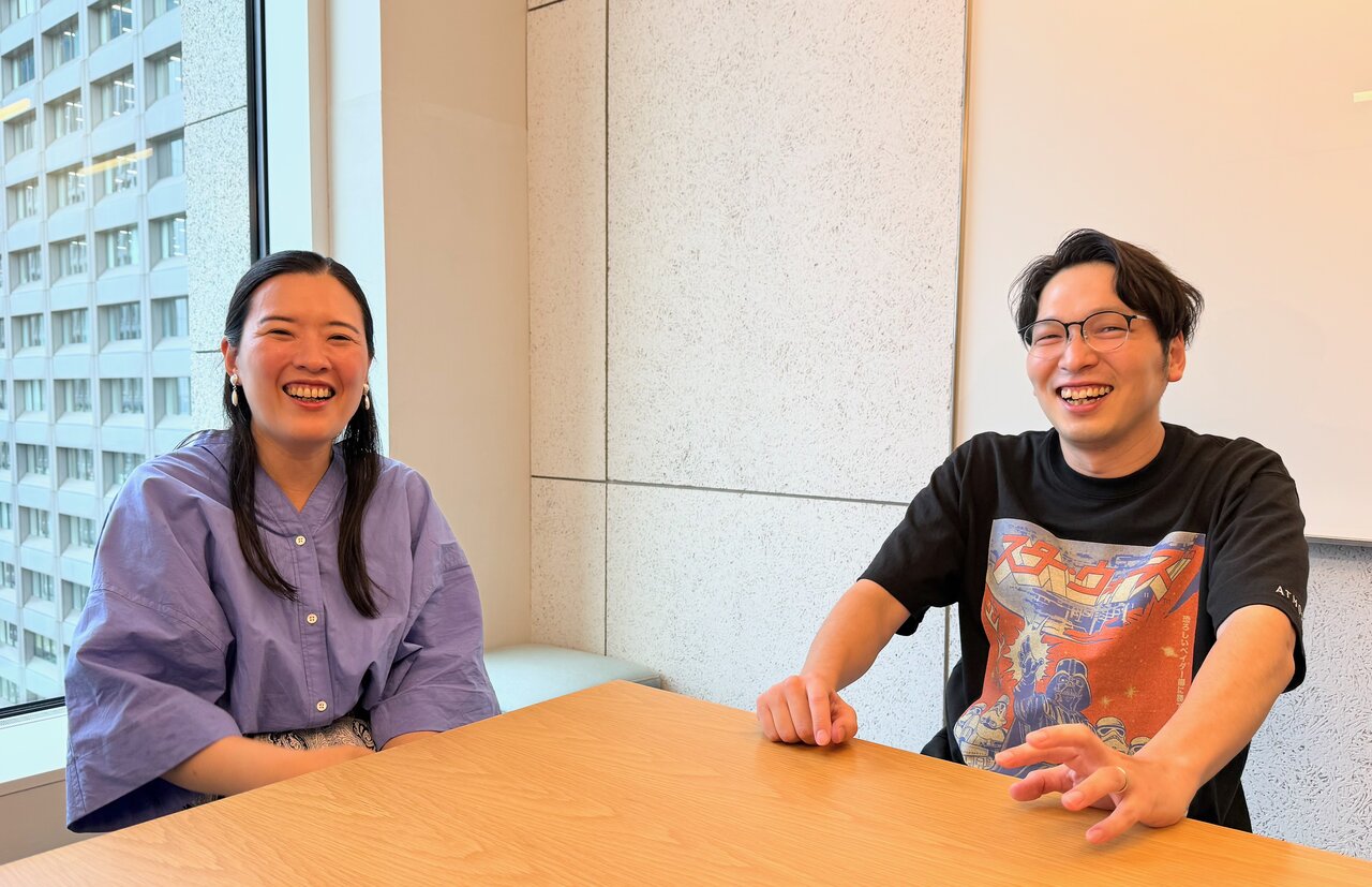 子育てツールの話で盛り上がる奈良さん（左）と田端さん（右）