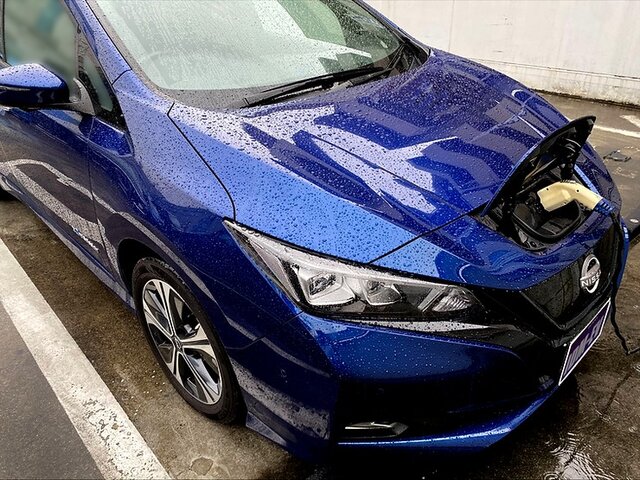 雨天でも安心！日産の電気自動車(EV)リーフを充電してみました！｜EV