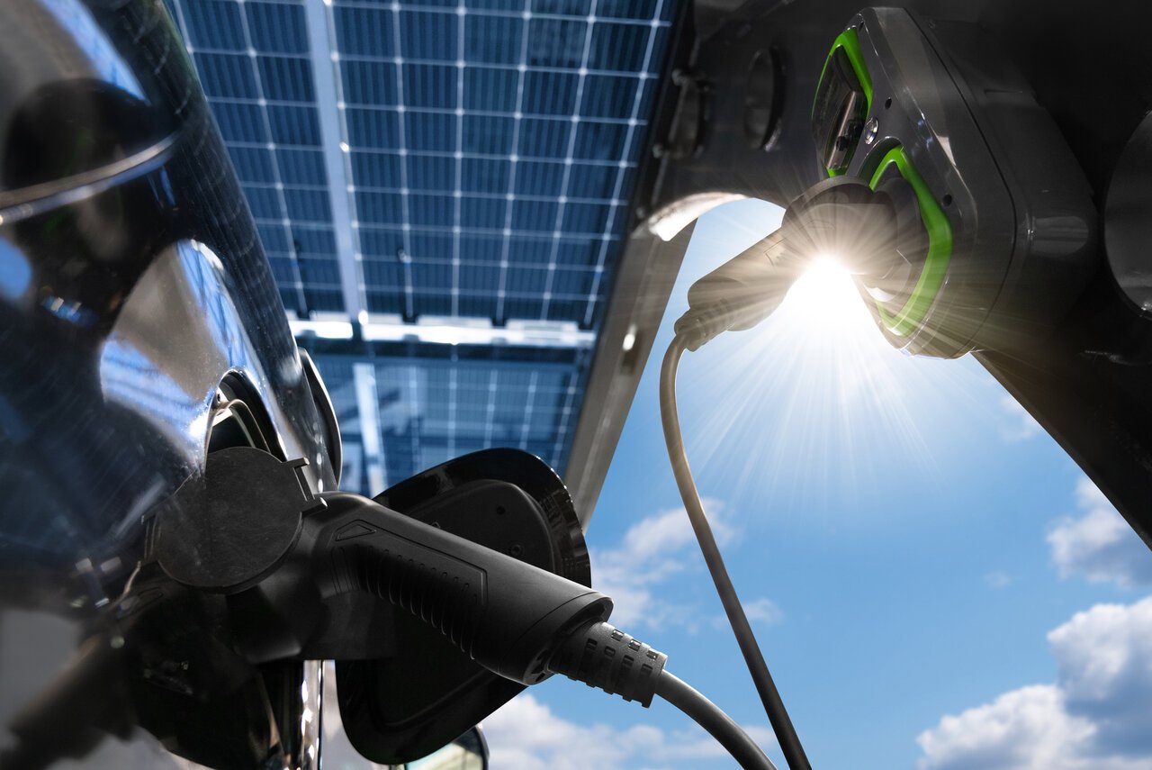 自宅に太陽光発電を設置するならEV充電器も同時に設置するべき理由とは?