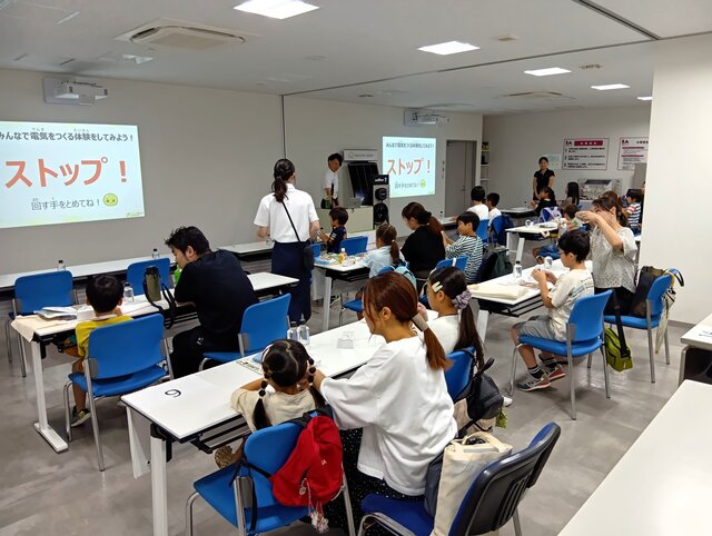 ダイナモライトでの発電体験の様子