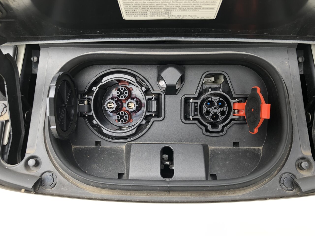 日産リーフの充電口