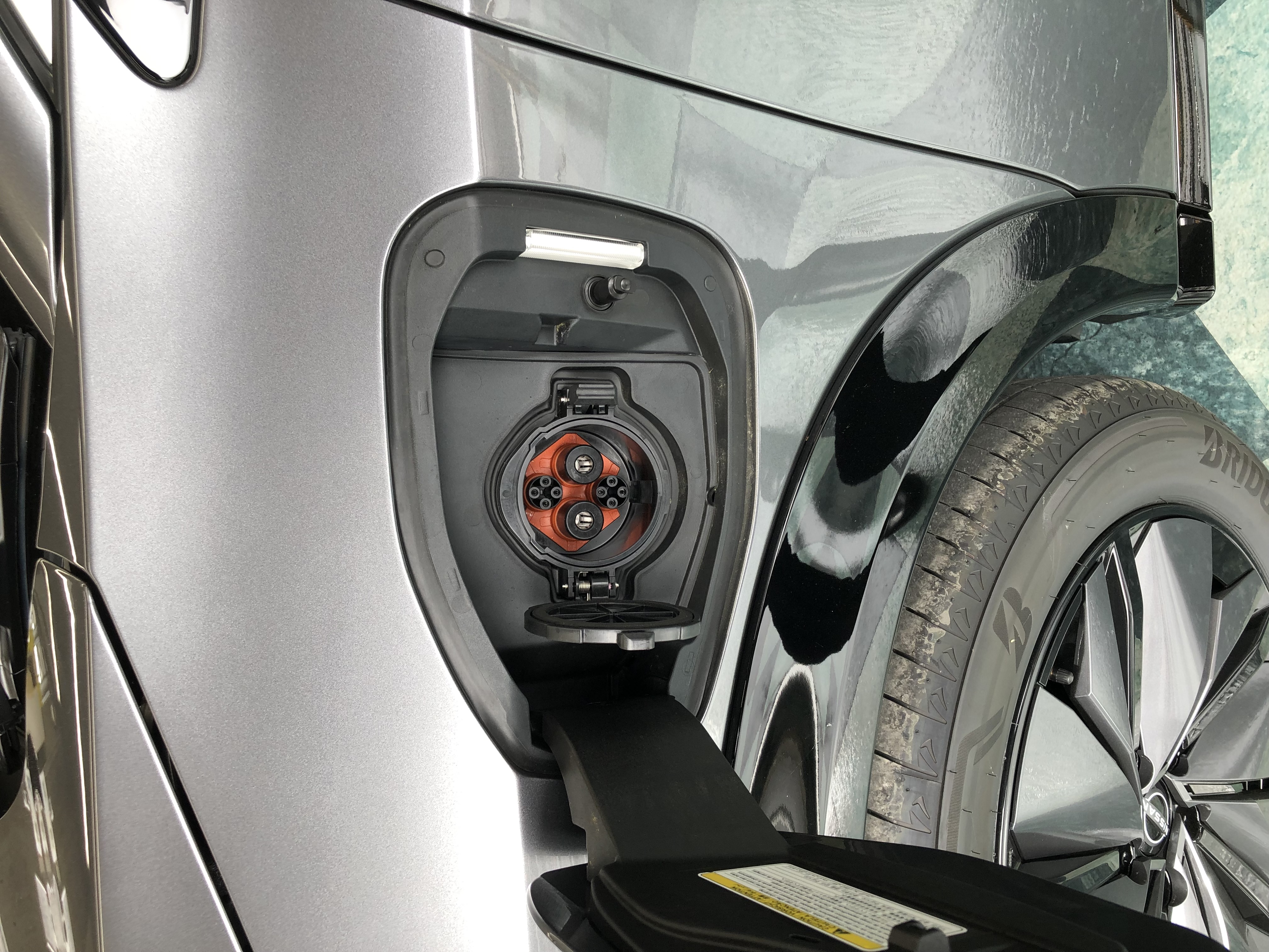 日産アリア:リーフ普通充電器 日産：オプショナルパーツ | 日産アリア【ARIYA】 | 周辺機器 | 充電