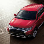 三菱のミッドサイズSUV「アウトランダー」が一部改良されて発売!