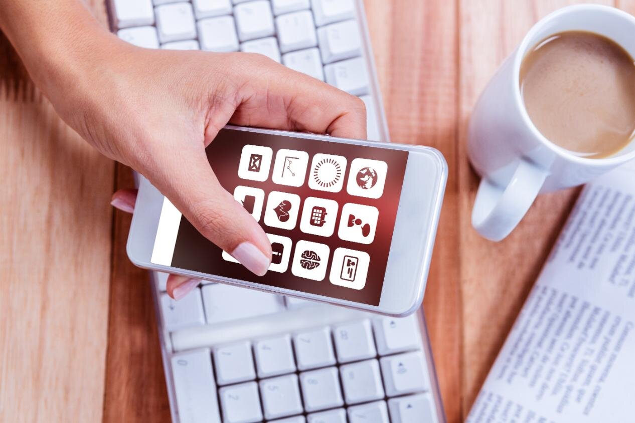 スマホとキーボードが置かれたテーブル