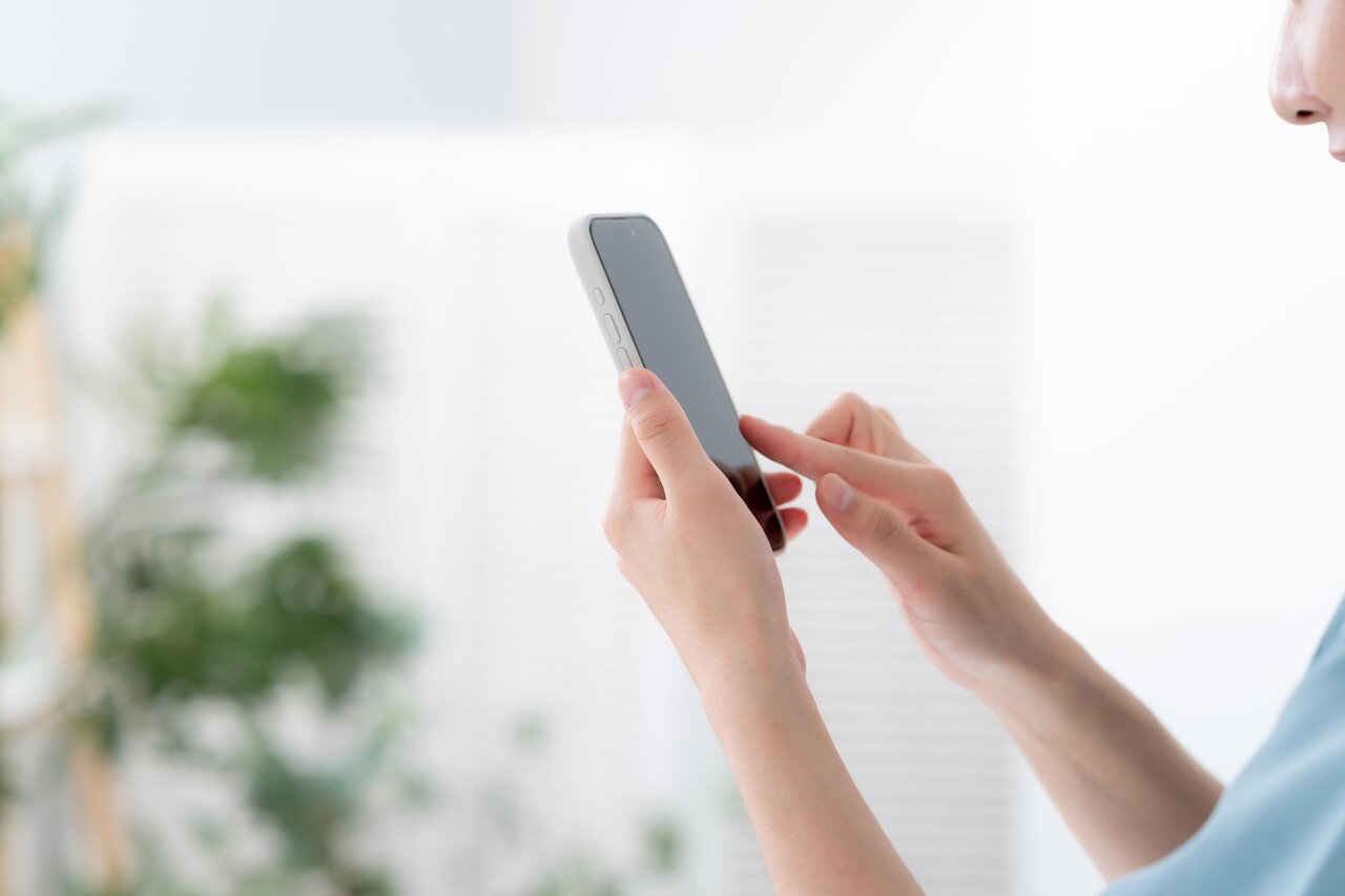 スマホを持っている女性