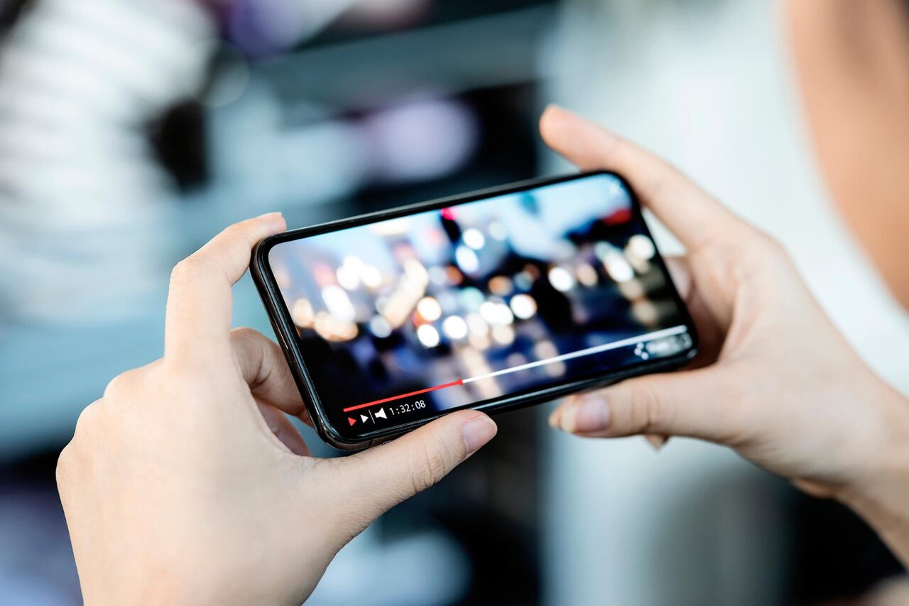 スマホで動画を見ている女性
