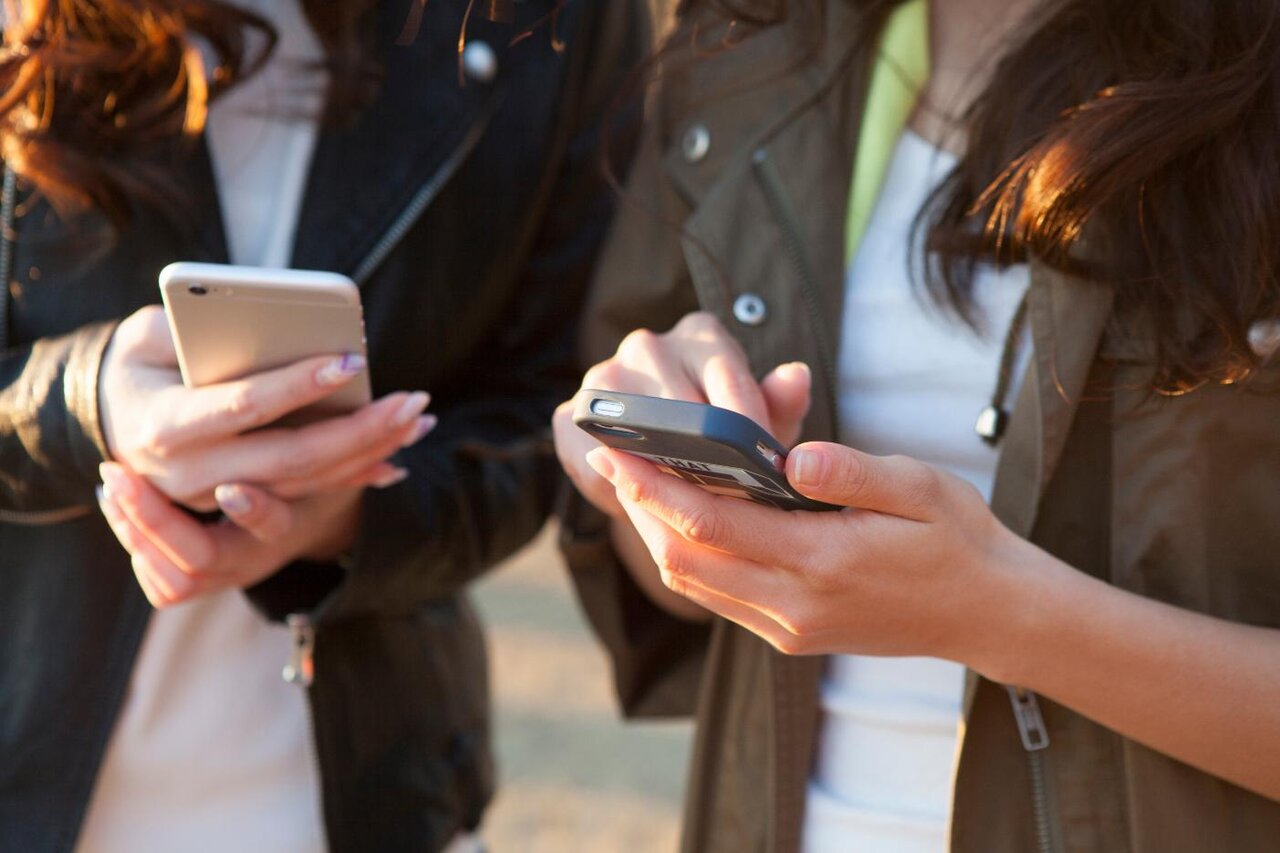 スマホを見ている女性2人