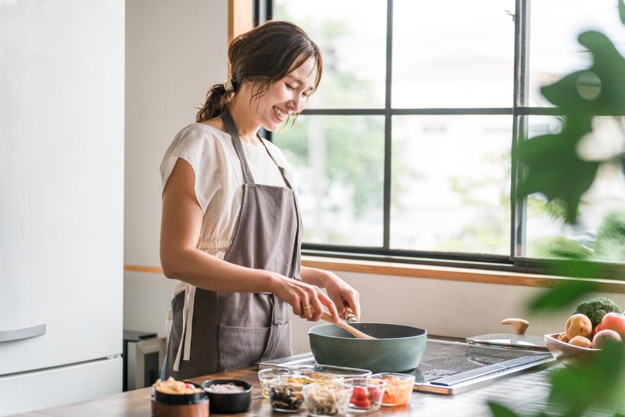 料理している女性