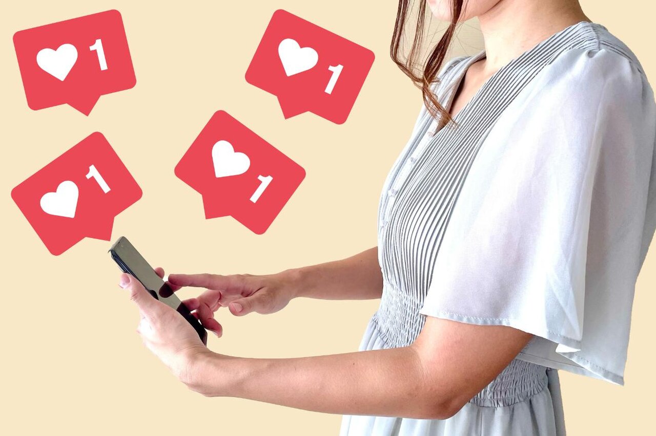 スマホでたくさんいいねする若い女性