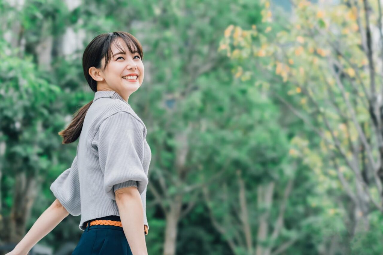 笑顔で振り向く女性