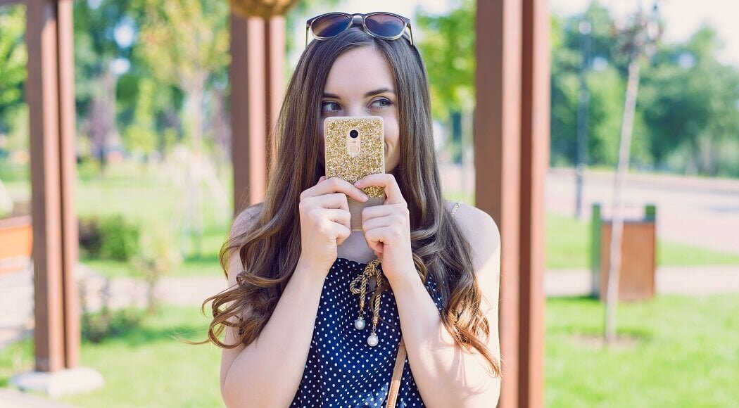 インスタグラムには、アカウントに訪れたユーザーを確認できる仕組みがあります。一般的に足跡（閲覧履歴）と呼ばれる機能で、この足跡は特定の行動によって残り、通常投稿の閲覧などでは残りません。今回は、相手のアカウントに足跡が残るケースと残らないケース、つけた足跡の確認や削除方法を紹介します。