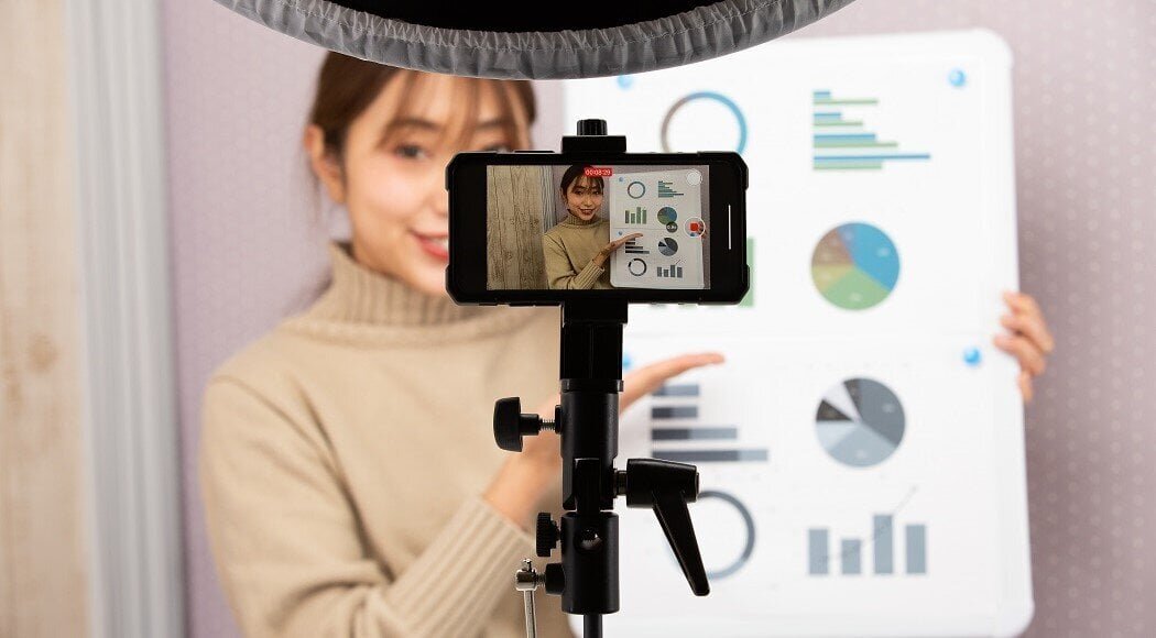 インスタグラムをやっていると、企業の商品やサービスを紹介するPR案件を依頼されることがあります。フォロワーが少なくてもPR案件に携われる場合も。本記事ではPR案件とは何か、メリットやその種類を紹介します。詐欺被害に遭わないための注意点も添えていますので、インスタグラムで収入を得たい人は要チェックです。