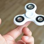 「ハンドスピナー」はなぜ大人気ホビーになった? ユーザーのYouTube投稿や遊び方など異例尽くしの玩具を見る!