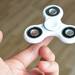 「ハンドスピナー」はなぜ大人気ホビーになった? ユーザーのYouTube投稿や遊び方など異例尽くしの玩具を見る!