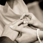 結婚式の新郎も代理サービスを使う今時の若者! 本当の結婚相手を隠した家族に未来はあるのか?