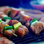 焼き鳥を串から外すのはマナー違反? それとも正しい? 会社の飲み会で笑われないために知っておく事