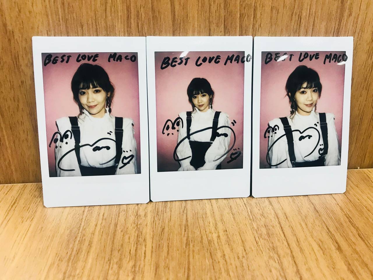 MACO『BEST LOVE MACO』特集をご覧の方の中から、抽選で3名様に「直筆サイン入りチェキ」をプレゼント!