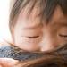 飛行機に乗ると耳が痛い!子供の対処法は?